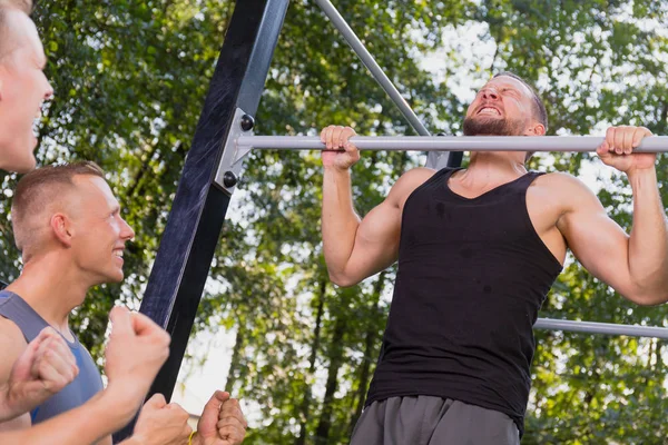 Hombre guapo haciendo pull-ups — Foto de Stock