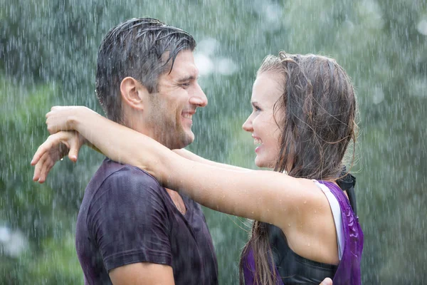 Romantische koppel in zomerregen — Stockfoto