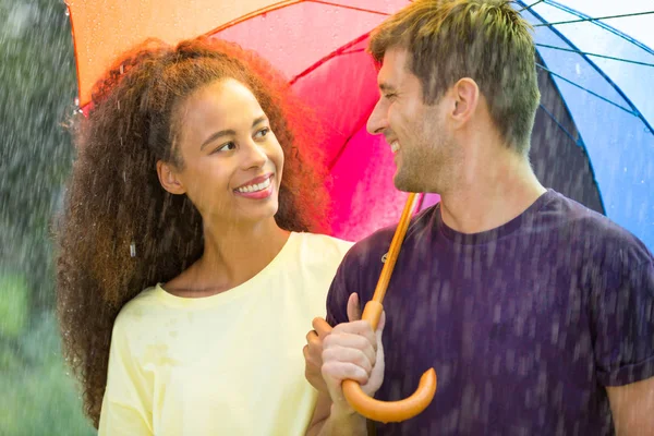 Pareja con paraguas de arco iris — Foto de Stock