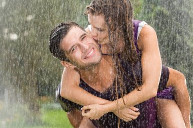 Yağmurda oynuyor Çift