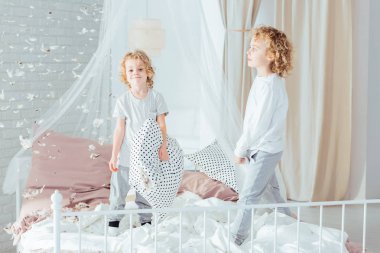 Yatakta duran kardeşler