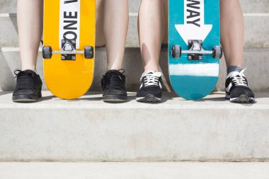 Kadınlar bacakları kaykaylar ile