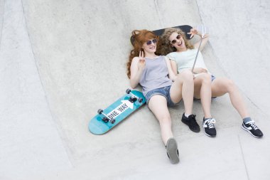 Dikey rampa ve alma selfie yalan kızlar