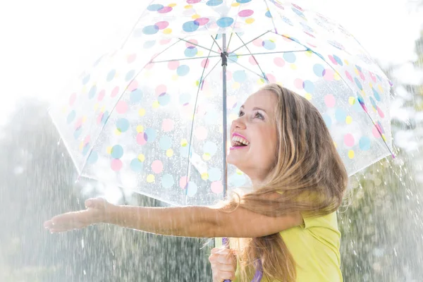 Flickan att fånga regndroppar — Stockfoto