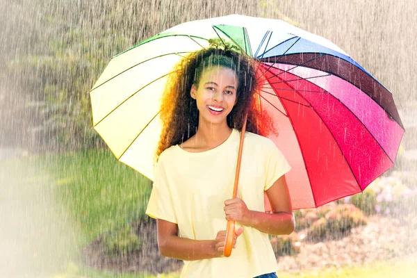 Hermosa mujer afroamericana con paraguas — Foto de Stock