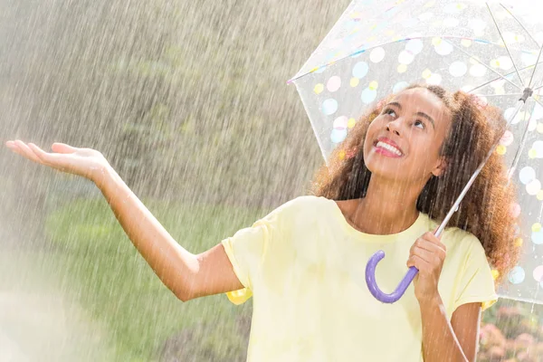 Mujer disfrutando de lluvia de verano — Foto de Stock