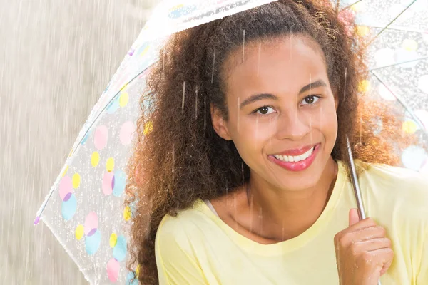 Mujer y lluvia de verano — Foto de Stock