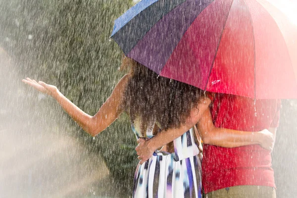 Uomo e donna sotto l'ombrello — Foto Stock