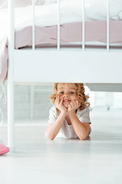 Anak kecil di bawah tempat tidur — Stok Foto