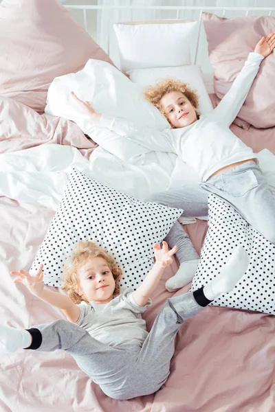 Małych braci leżąc w łóżku — Zdjęcie stockowe