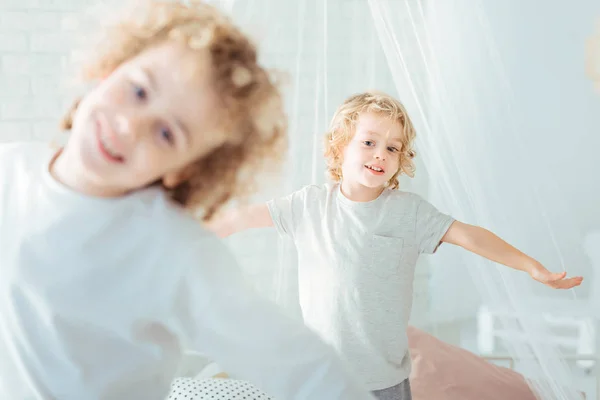 Leuke broeders in de ochtend — Stockfoto