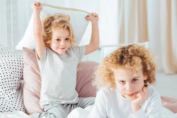 Jongen vervelend zijn oudere broer — Stockfoto