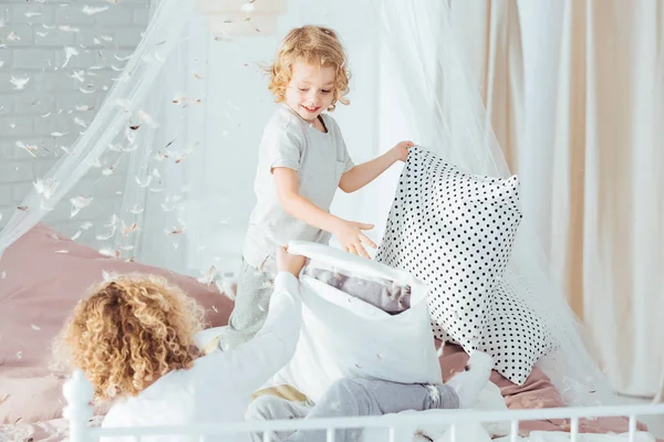 Bestrijding van kleine jongens met kussen — Stockfoto