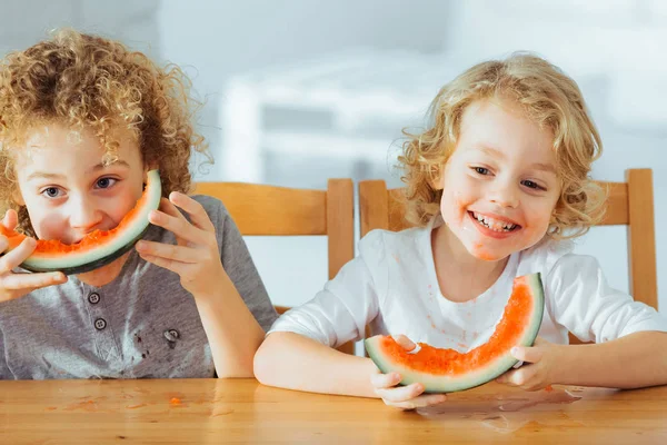 Irmãos felizes comendo melancia — Fotografia de Stock