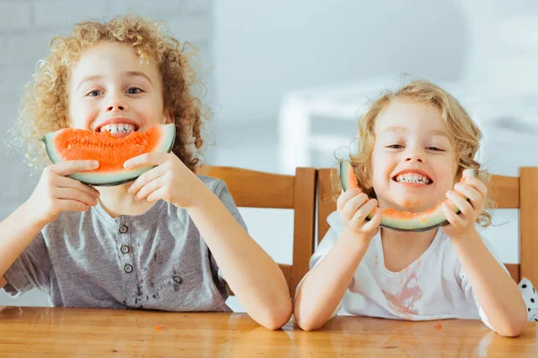 Adorables hermanos comiendo sandía —  Fotos de Stock