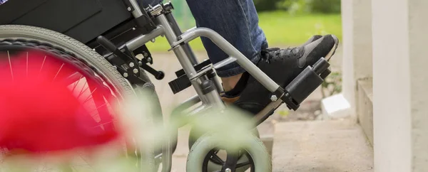 Man on a wheelchair trying to overcome the stairs — Stock Photo, Image