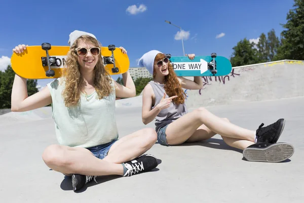Děvčata sedí s jejich skateboardy — Stock fotografie
