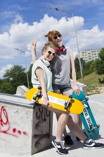 Chicas pasando tiempo en el parque de skate — Foto de Stock