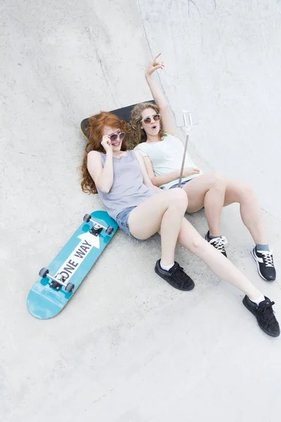 Two young girls on the vert ramp — Stock Photo, Image