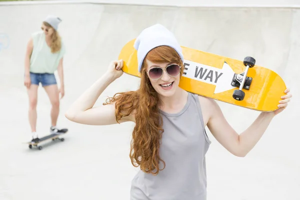 Chicas jóvenes skateboarding — Foto de Stock