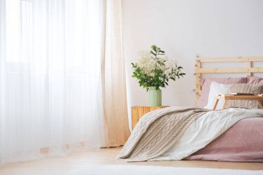 büyük pencere ile yatak odası