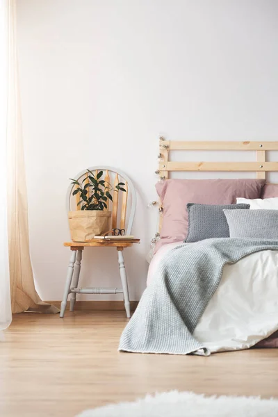 Silla y cama en el dormitorio — Foto de Stock