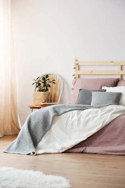 Кровать в светлой спальне — стоковое фото