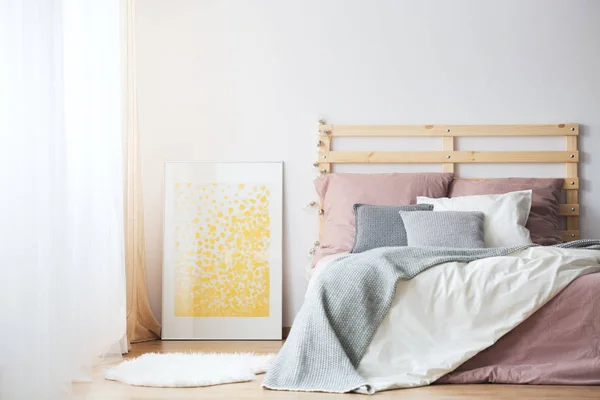 Säng, affisch och matta — Stockfoto