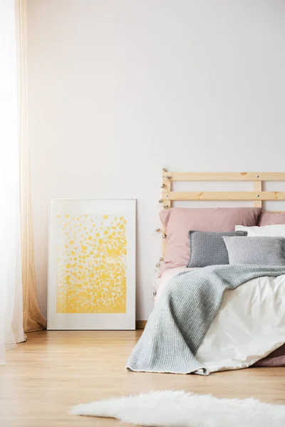 Gele poster in slaapkamer — Stockfoto