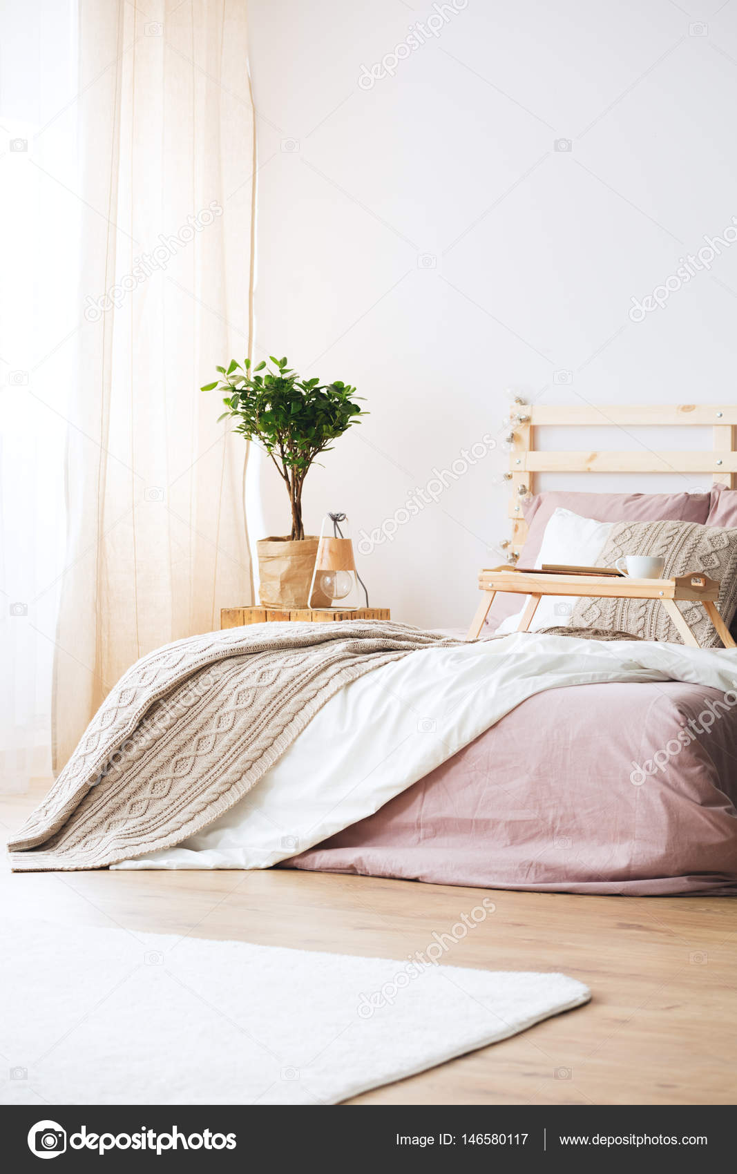 Bed in lichte slaapkamer — Stockfoto © photographee.eu #146580117 Bed in lichte slaapkamer — Stockfoto © photographee.eu #146580117