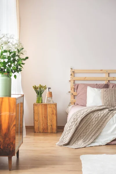 Dormitorio con flores — Foto de Stock