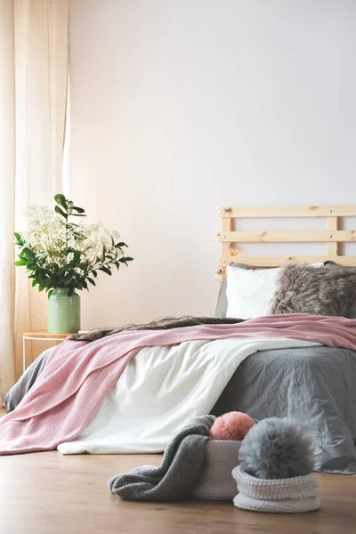 Кровать в современной спальне — стоковое фото