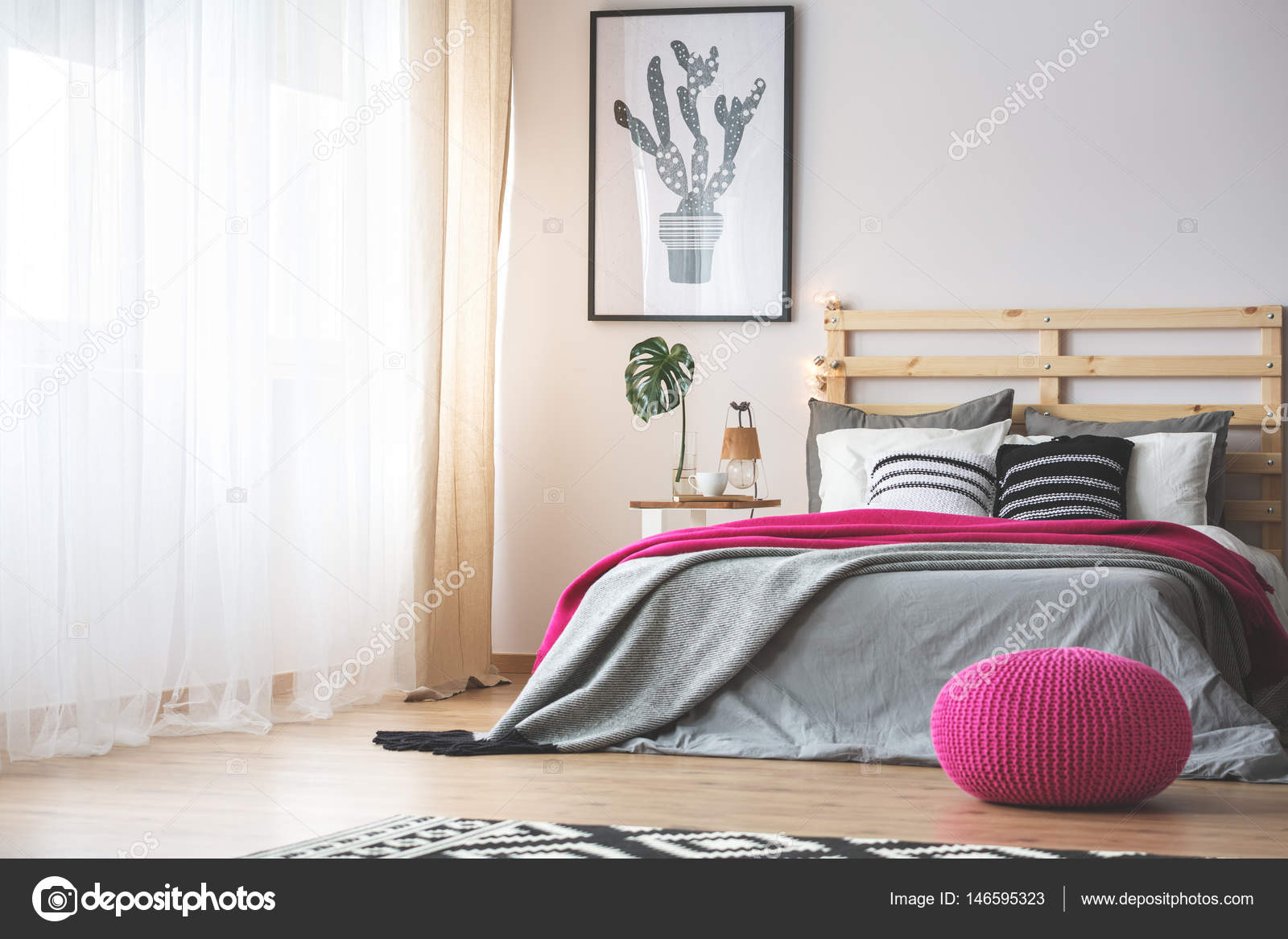Afwezigheid Wierook Je zal beter worden Slaapkamer met roze accessoires ⬇ Stockfoto, rechtenvrije foto door ©  photographee.eu #146595323