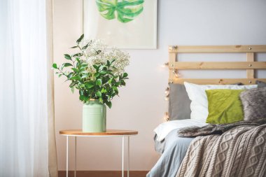 Çiçek yatak yanında