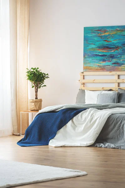 Slaapkamer met blauw schilderij — Stockfoto