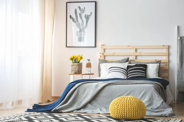 Trendy camera da letto interno — Foto Stock