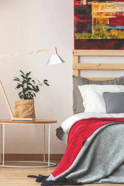 Slaapkamer met plant, lamp en schilderen — Stockfoto
