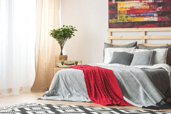 Gri Kırmızı battaniye yatak — Stok fotoğraf