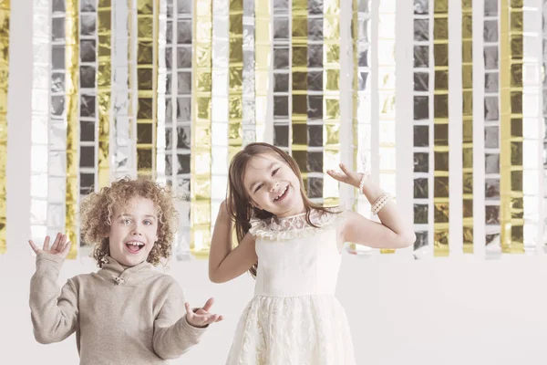 Menino e menina se divertindo — Fotografia de Stock