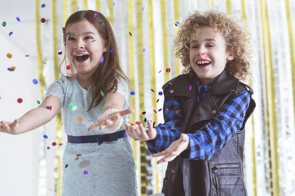 Dívčí dvojici hází konfety — Stock fotografie