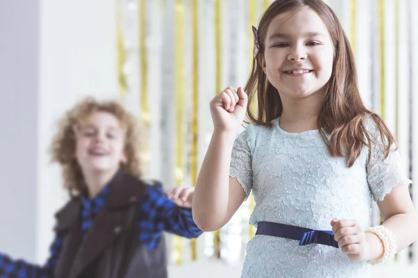 Partij meisje dansen — Stockfoto