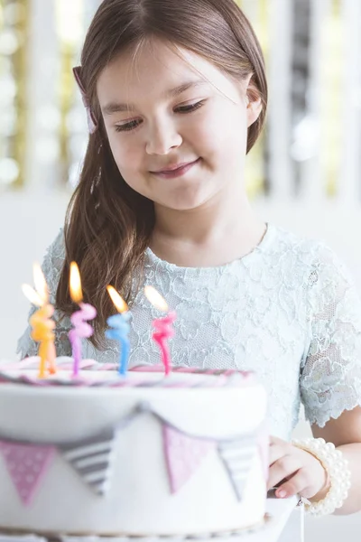Ragazza carina con torta di compleanno — Foto Stock