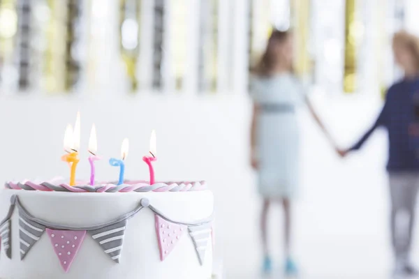Çocuk doğum günü pastası mumlar ile — Stok fotoğraf