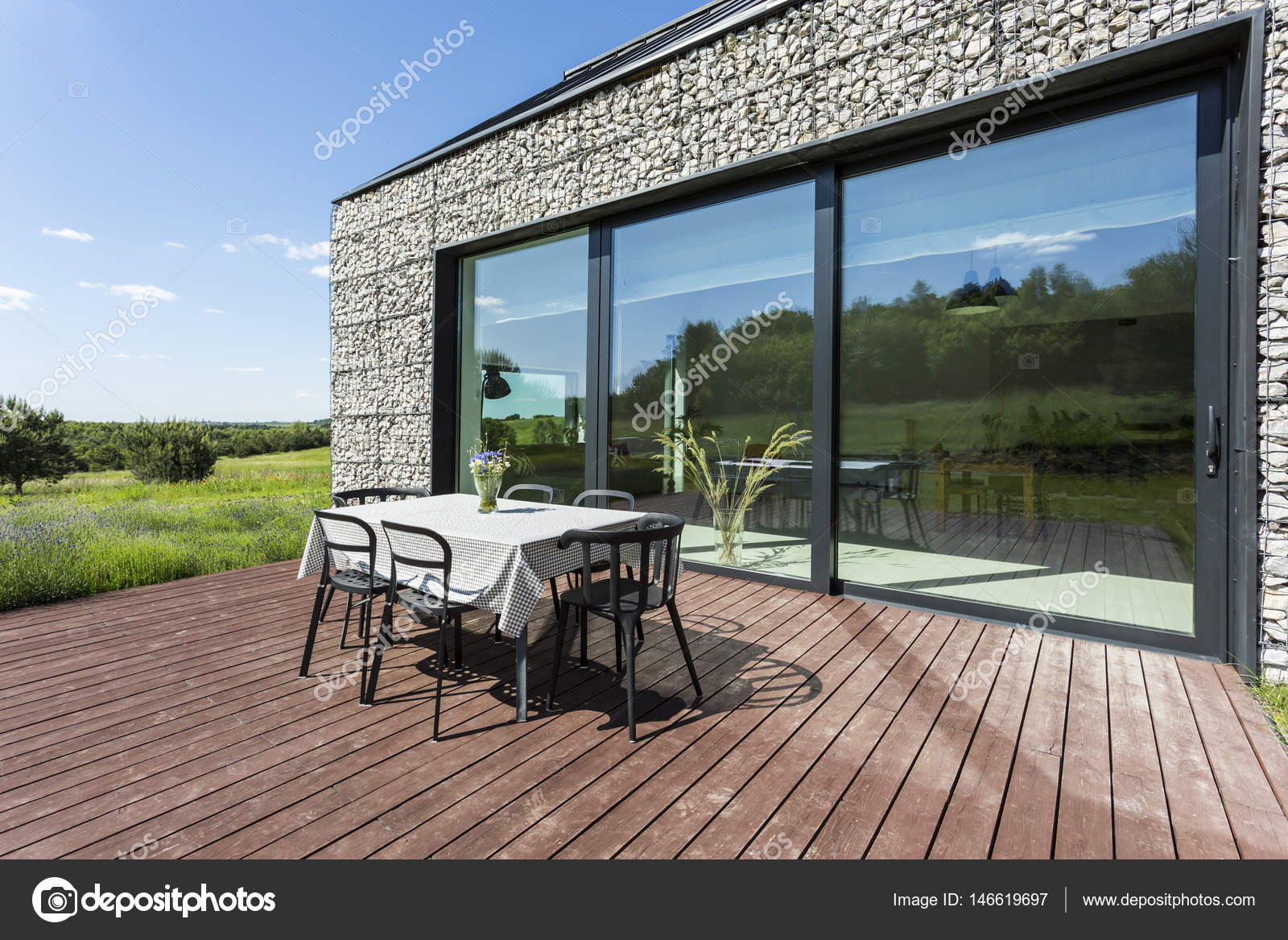 Villa uteplats med stenväggar — stockfotografi © photographee.eu ...