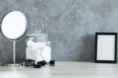 Ayna, pamuklu ped, çerçeve ve barettes