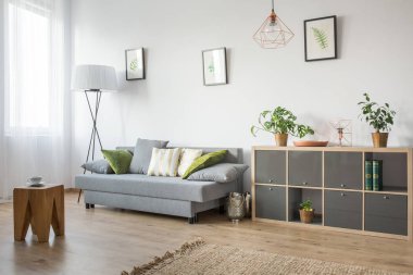 Ahşap sehpa ile Oda