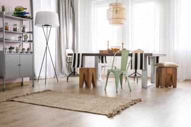 Düz metal kitaplık ile