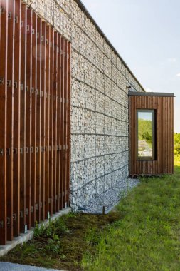 Kumluk taş bina ile