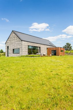 Evin dış taş yükselmesi ile