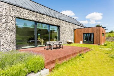 Taş yükselmesi ile modern ev